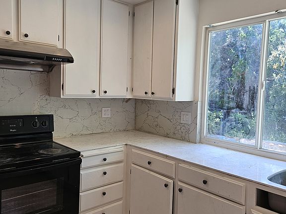 Kitchen, lots of cabinets