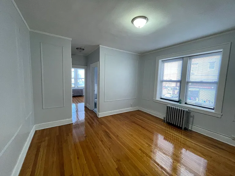 Hill Manor - Renovated Apartments Near Train Station — Photo 38