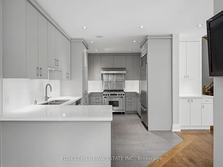 52 Shaftesbury Ave — Photo 3