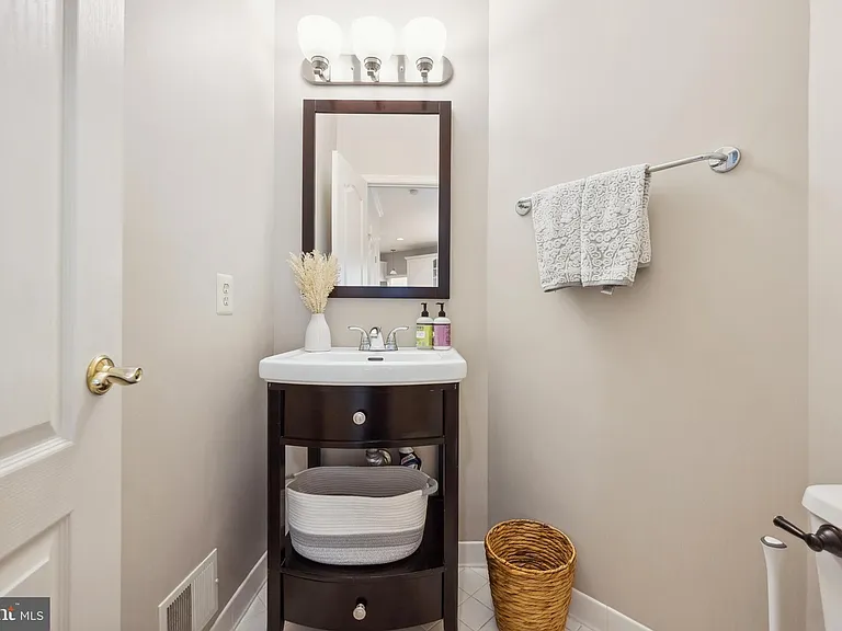 2207 Frank St — Photo 16