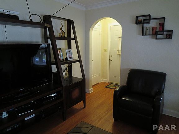 4th image of 1409 W Maywood Ave