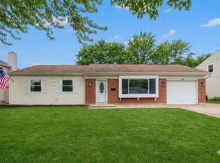 120 Ellington Dr, Schaumburg, IL 60194