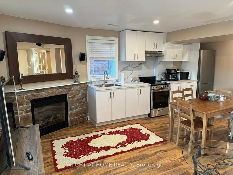 154 Hollandview Trl — Photo 2