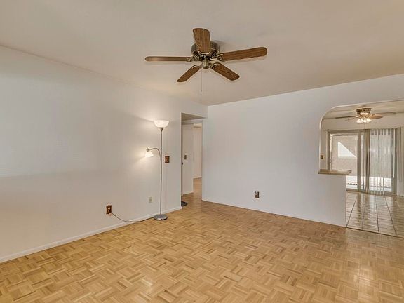5th image of 402 E Sequoia Dr
