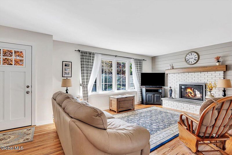 4th image of 52 Scotchpine Drive