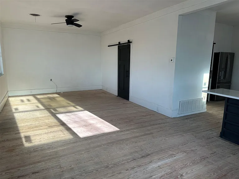 405 E College St — Photo 16