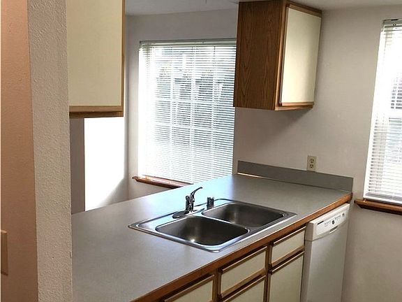 3rd image of 632 D St APT E