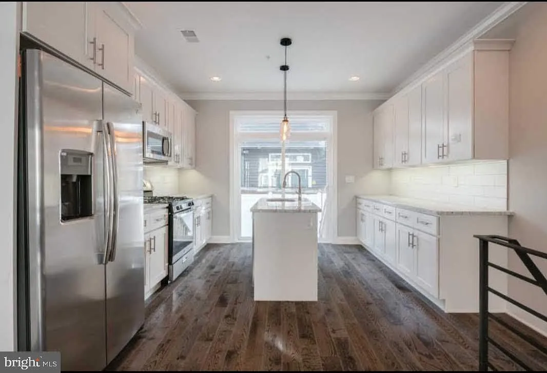 4 bed, 3.0 bath, 1504 sqft, $2,675 — Photo 3