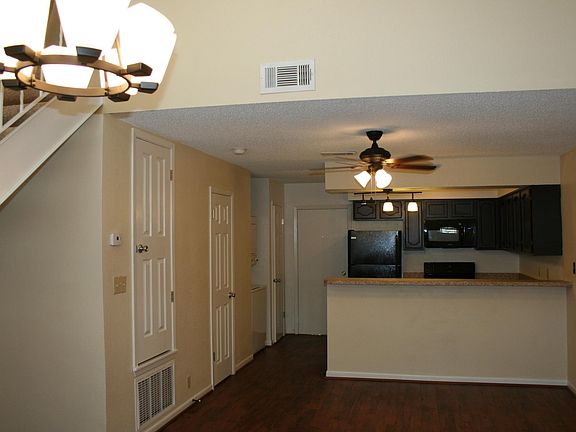 Updated kitchen w/ matching appliance package