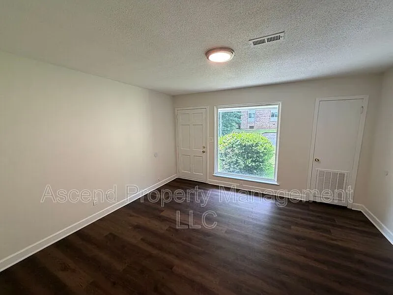 2 bed, 1.0 bath, $1,200 — Photo 2