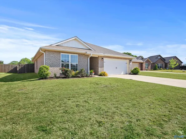 205 Cherry Laurel Dr, Hazel Green, AL 35750