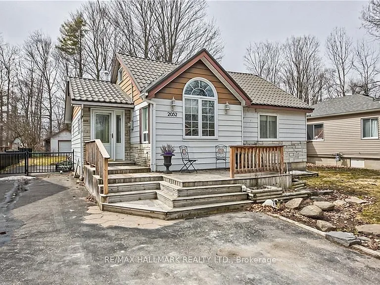 2052 Centre Ave — Photo 1