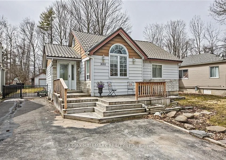 2052 Centre Ave