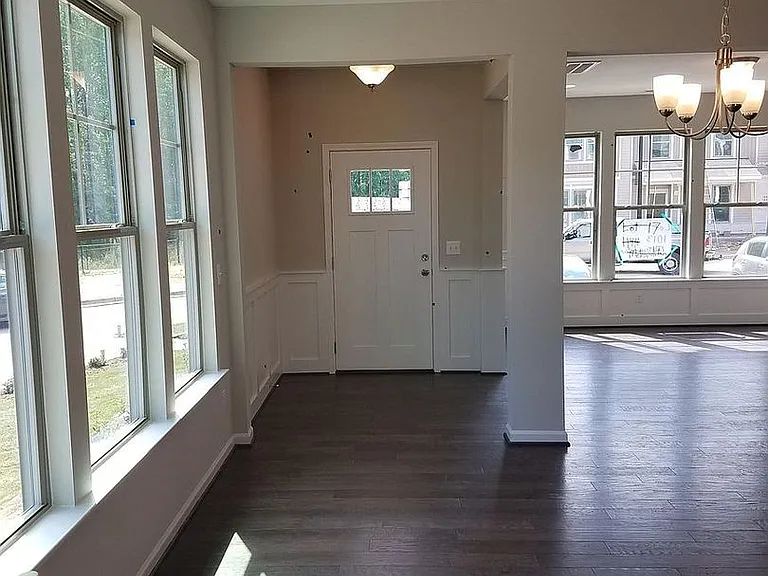 1013 Metropolitan Dr — Photo 7