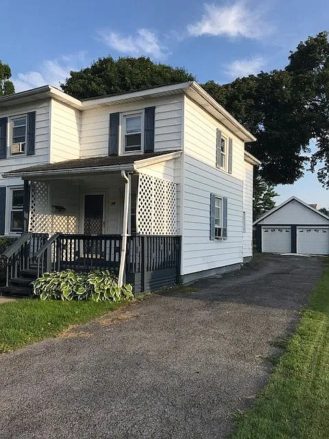 4 bed, 2.0 bath, 2100 sqft, $2,200 — Photo 2