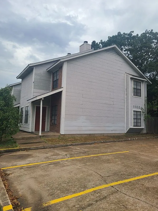 2 bed, 1.5 bath, 950 sqft, $1,050 — Photo 1