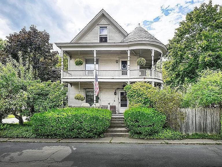 30 Laurel Ave — Photo 1