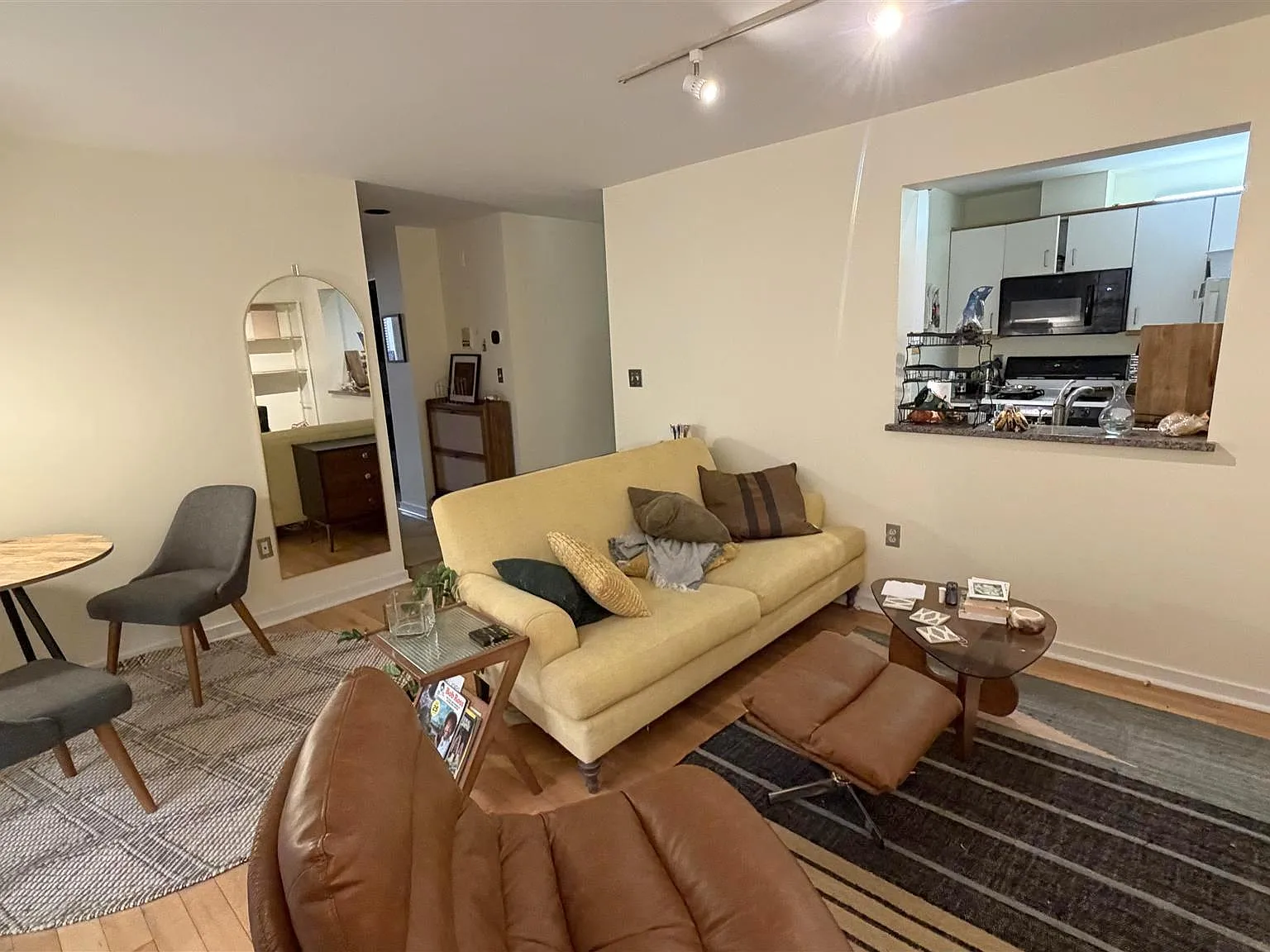 2 bed, 880 sqft, $3,600 — Photo 4