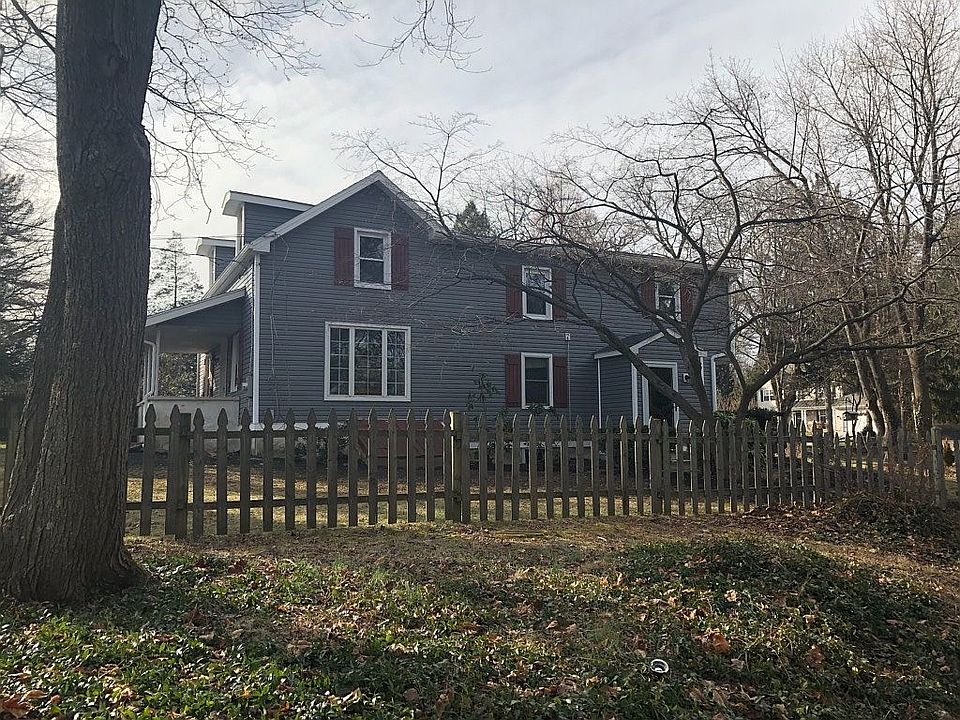 2nd image of 1015 King Rd