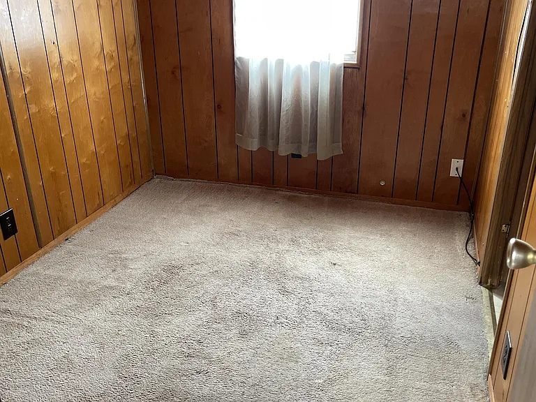 Middle bedroom