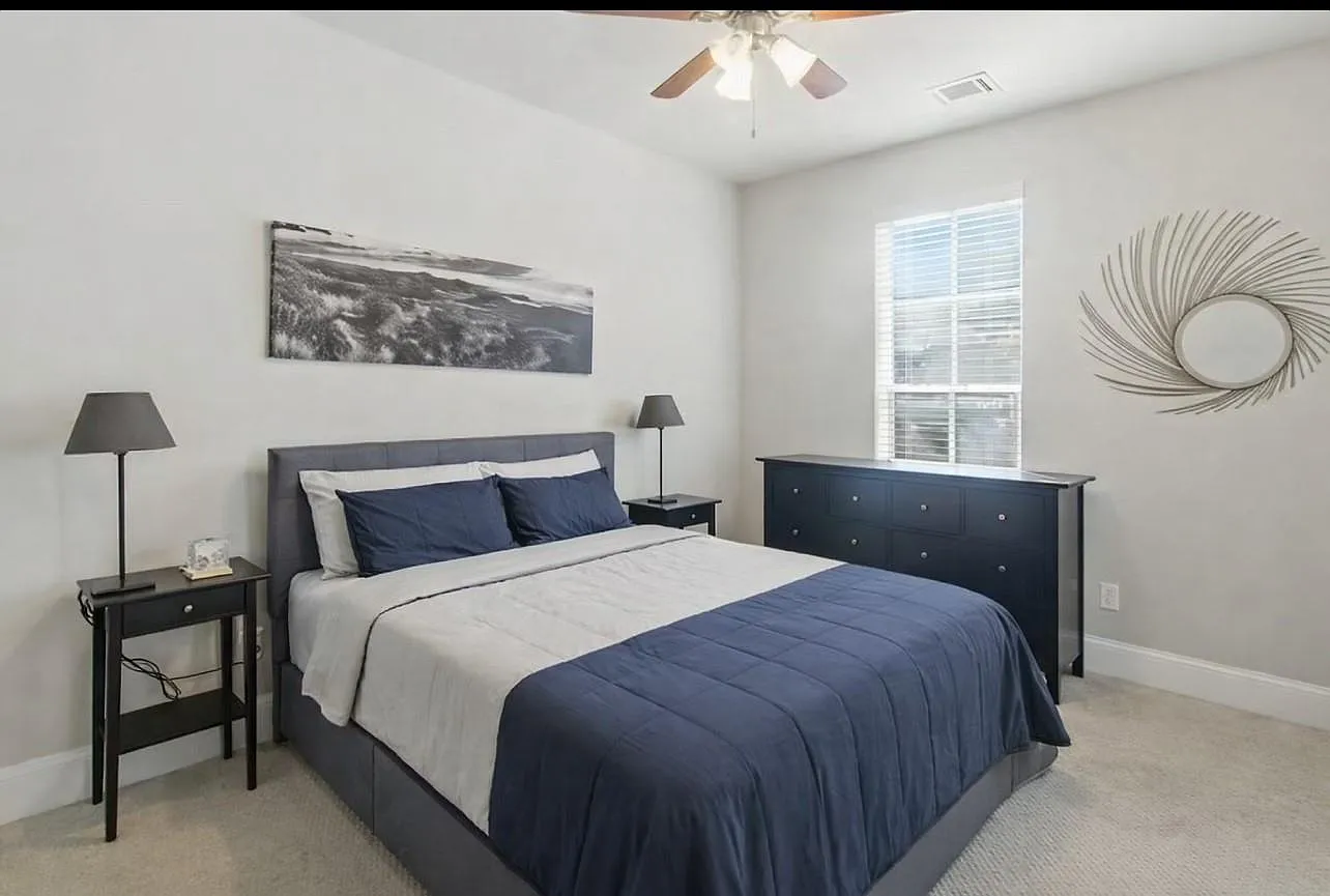 3 bed, 3.5 bath, 2370 sqft, $3,200 — Photo 3