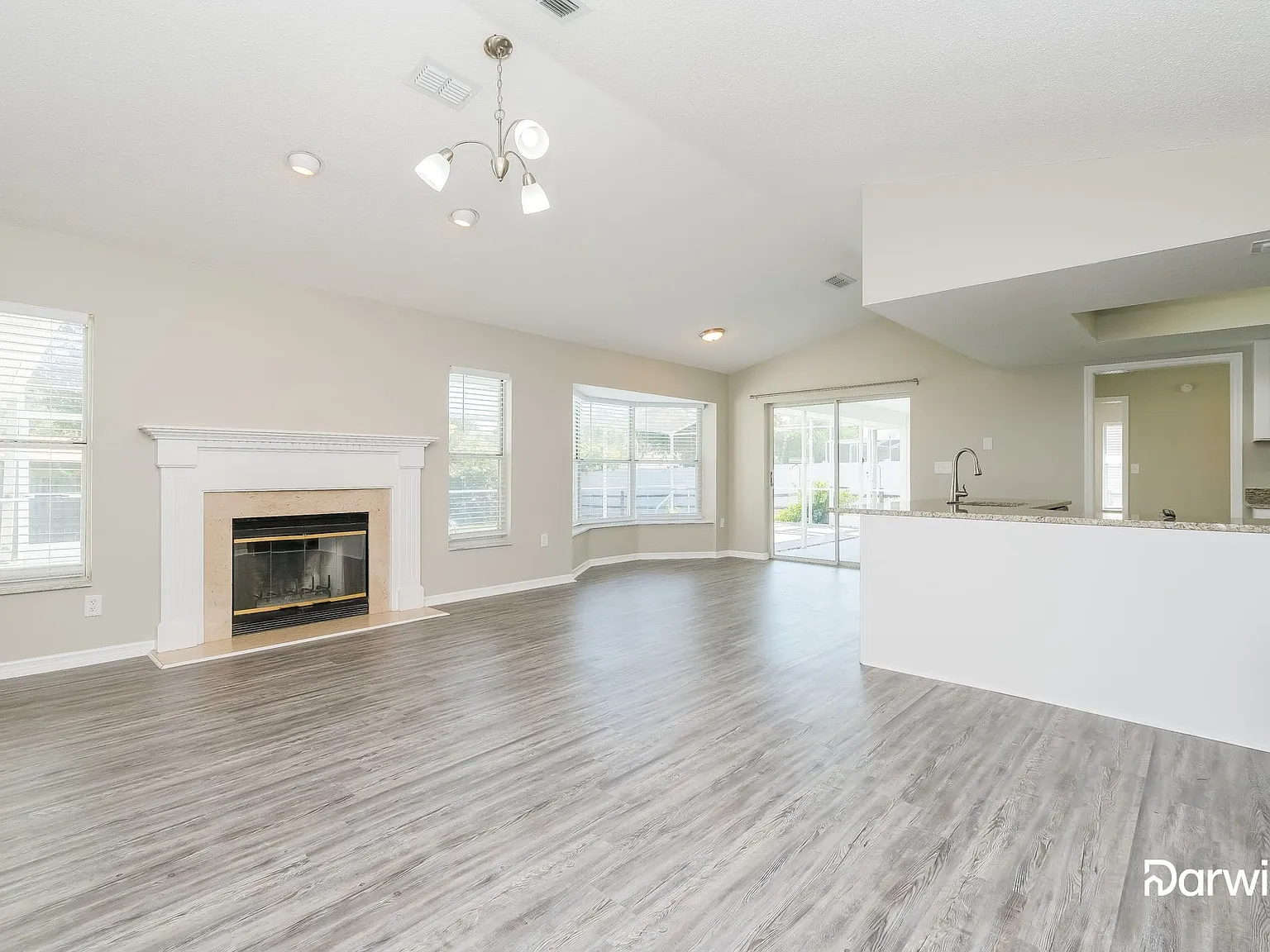3 bed, 2.0 bath, 1981 sqft, $2,099 — Photo 4