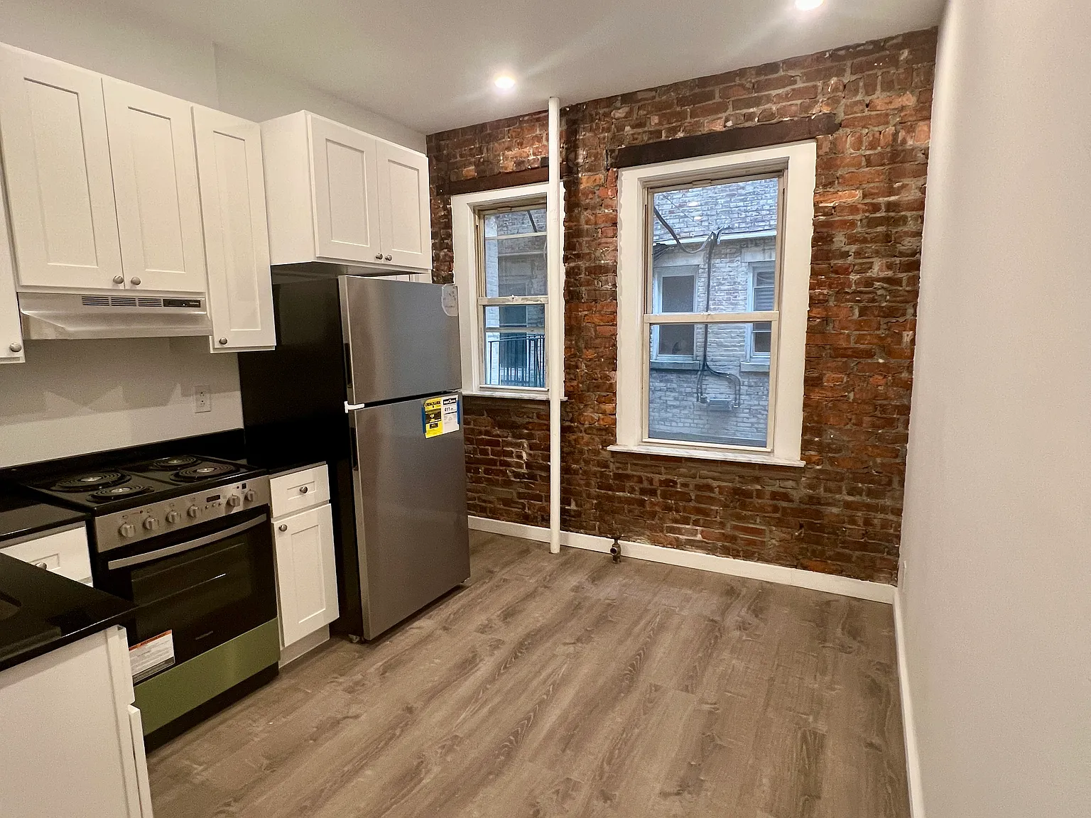 4 bed, 1.5 bath, 999 sqft, $4,500 — Photo 1