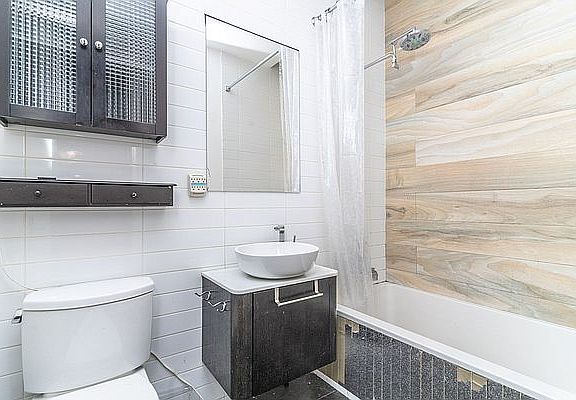 5th image of 949 Willoughby Ave APT 208