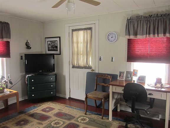 4th image of 115 W Franklin St