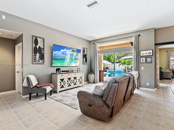 4th image of 1379 Meadows Blvd