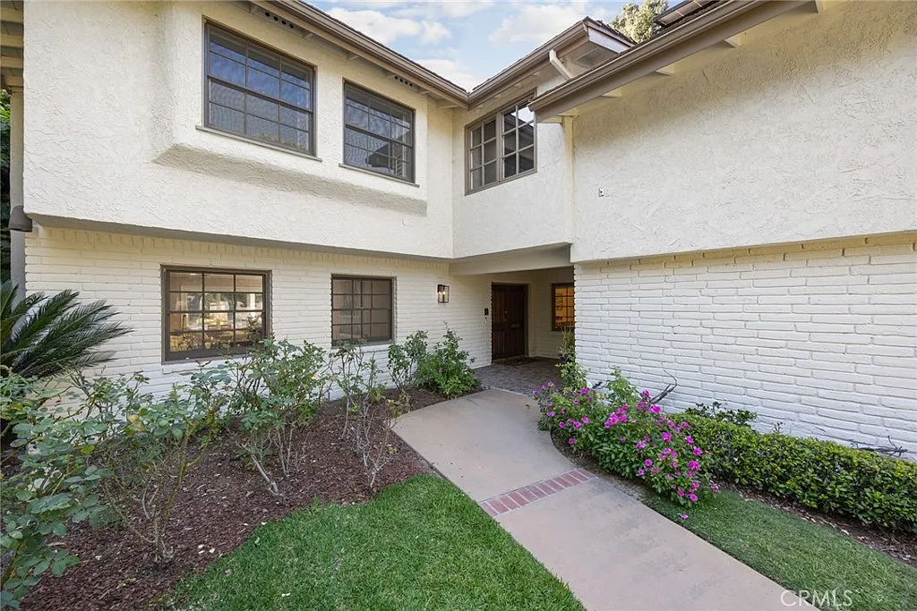 5 bed, 5.5 bath, 4989 sqft, $18,000 — Photo 2