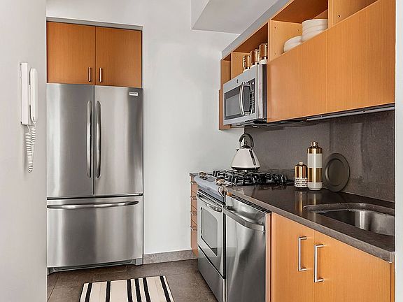 3rd image of 8 Spruce St APT 34E