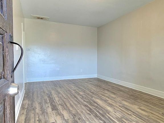 5th image of 3224 E 2nd St #3224