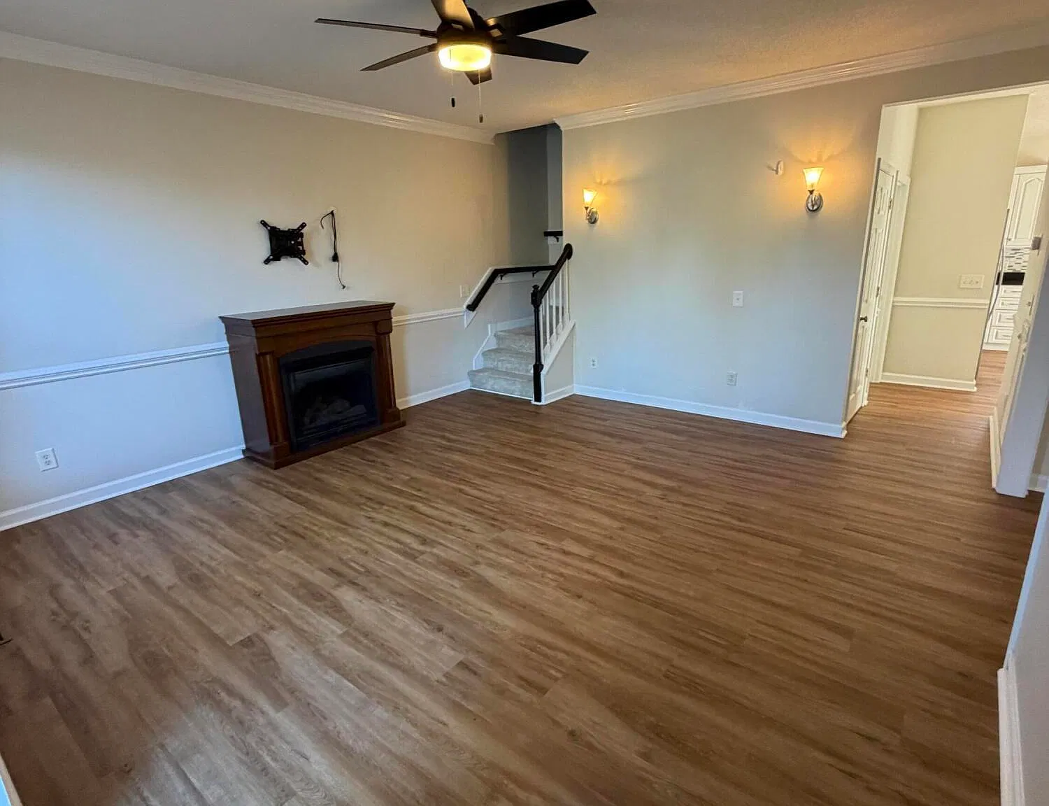 4 bed, 2.5 bath, 2065 sqft, $2,400 — Photo 3
