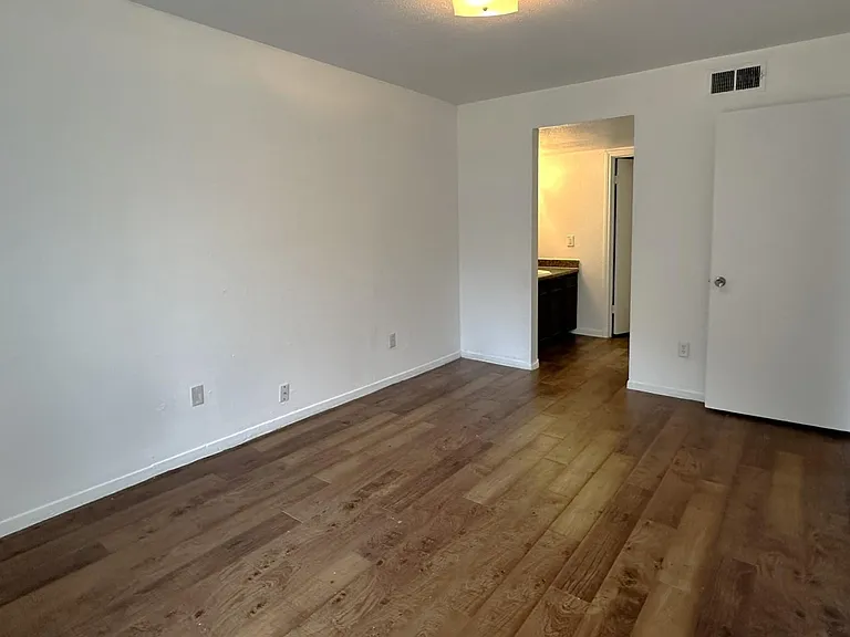 Timber Crossing Apartments — Photo 11