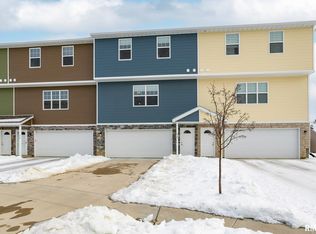 717 Cox Ct, Le Claire, IA 52753