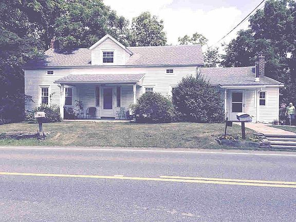 3rd image of 908 N Quaker Ln
