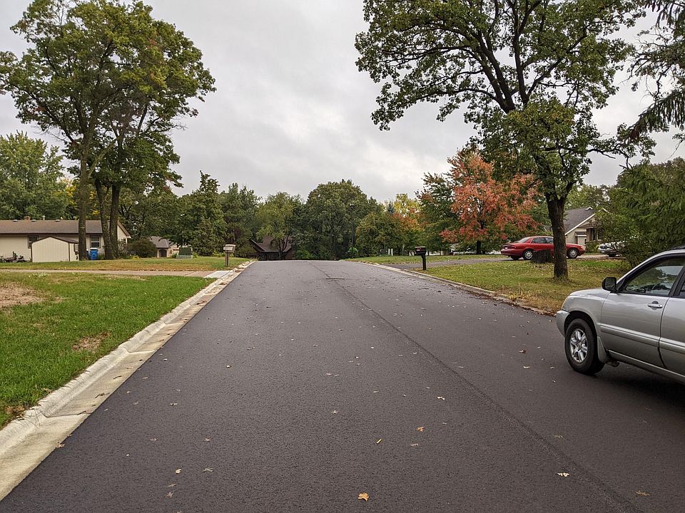 Street leading to cul-de-sac.