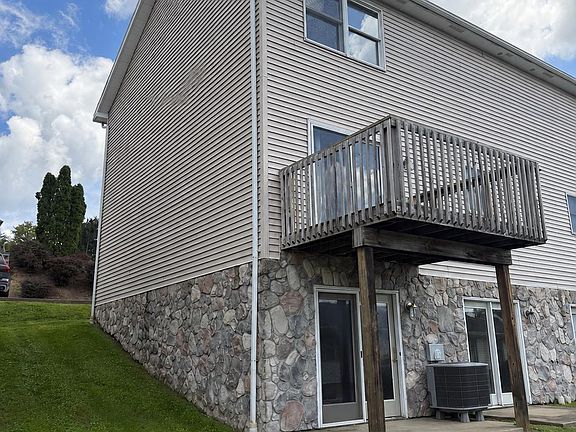 4th image of 8 Riddle Ct