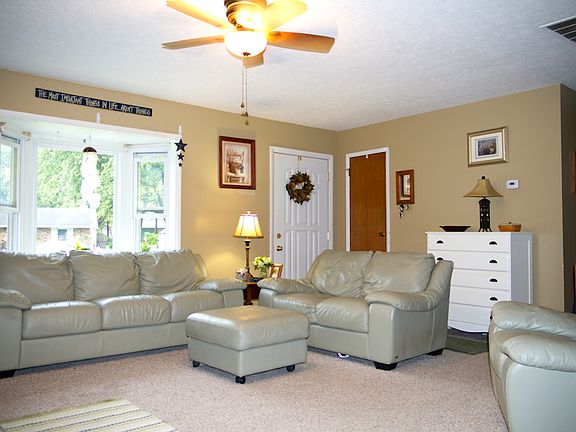 4th image of 292 Hawthorne Ct W