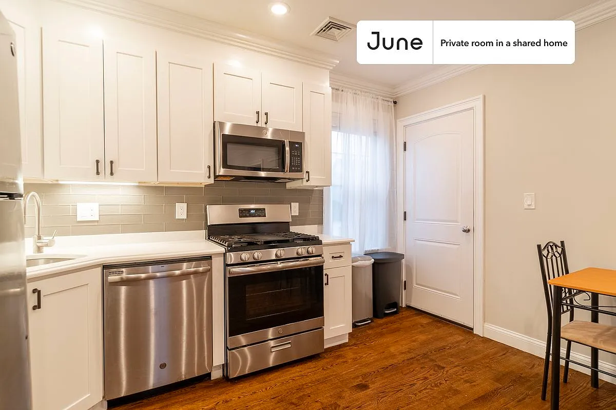 Queen bedroom in 4 bed/1.5 bath home in Somerville #1798 A — Photo 4
