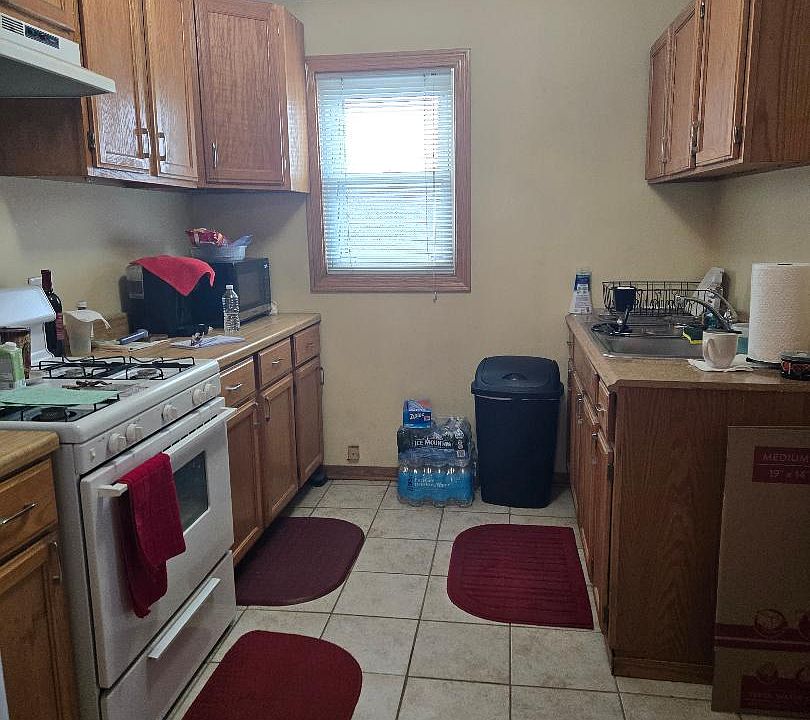 Kitchen w/ Kitchenette area
