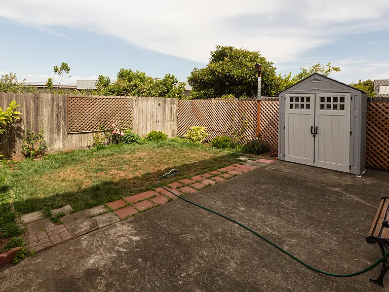 446 Niantic Ave — Photo 10