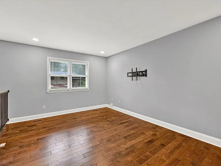 531 Kenmore Rd — Photo 2
