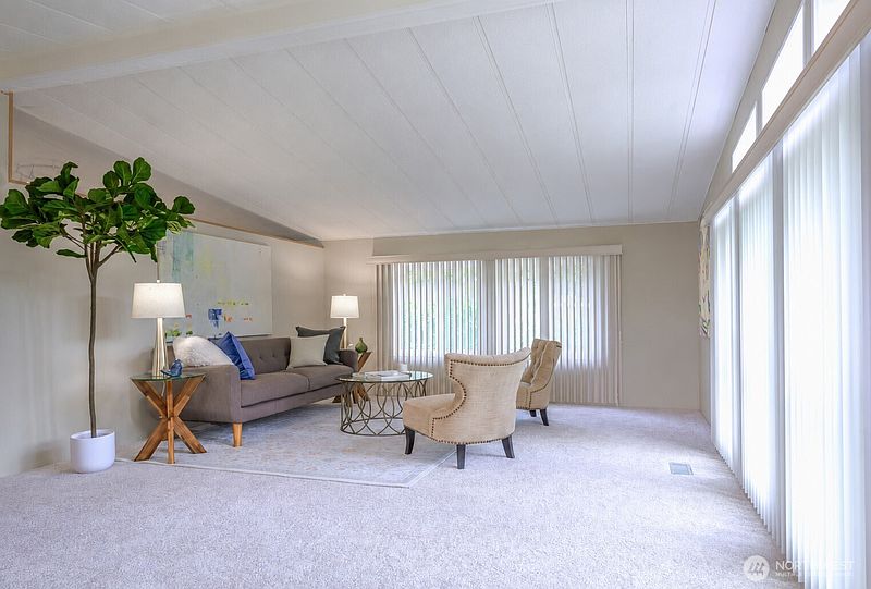 5th image of 17308 Woodcrest Drive NE
