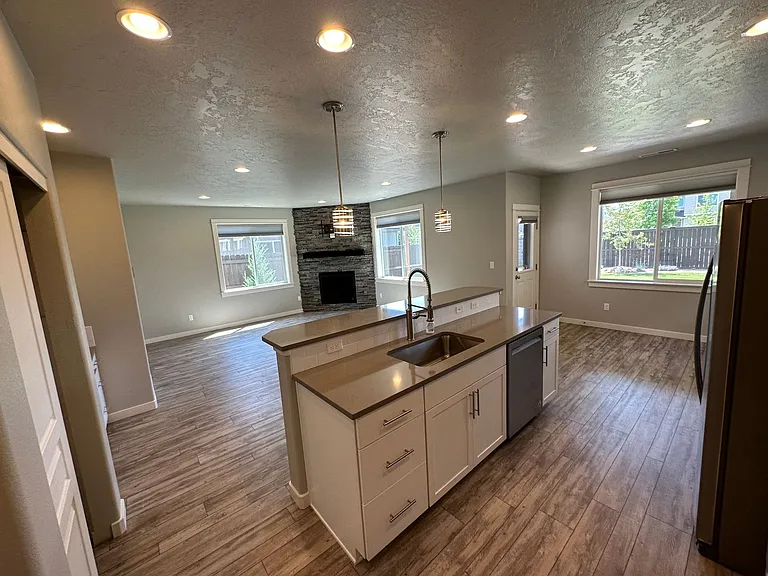 2558 NW Hemlock Way — Photo 9