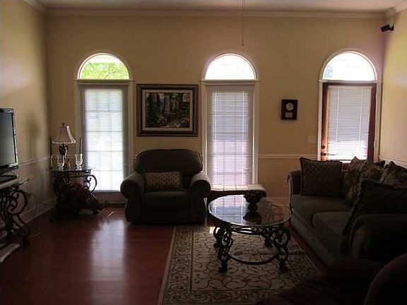 3rd image of 915 Mountain Crest Dr