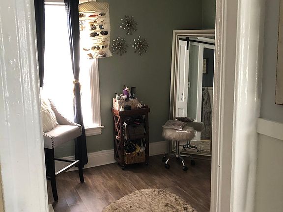 Second bedroom - currently set up as a beauty room