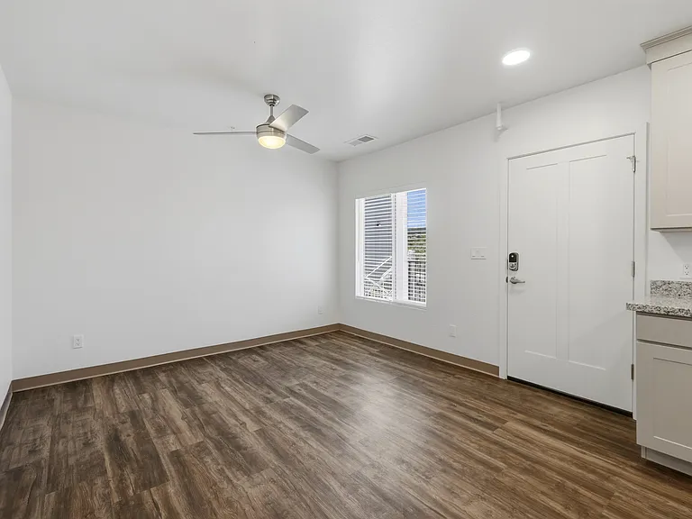 533 W Gurley St #3 — Photo 5
