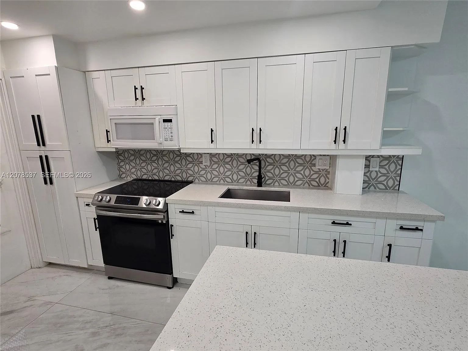 First Horizons Condo — Photo 1